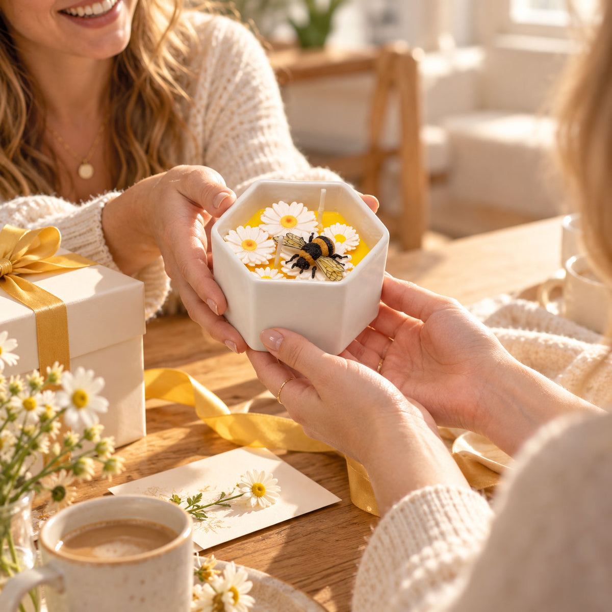 Honey Bee & Daisy Beeswax Candle – Honey Milk & Vanilla Scent