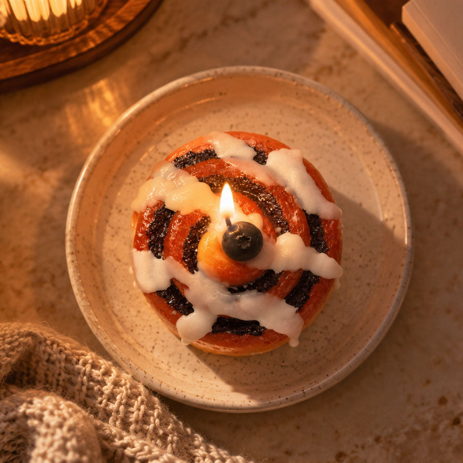 Realistic Cinnamon Roll Dessert Candle – Cinnamon & Clove Soy Candle